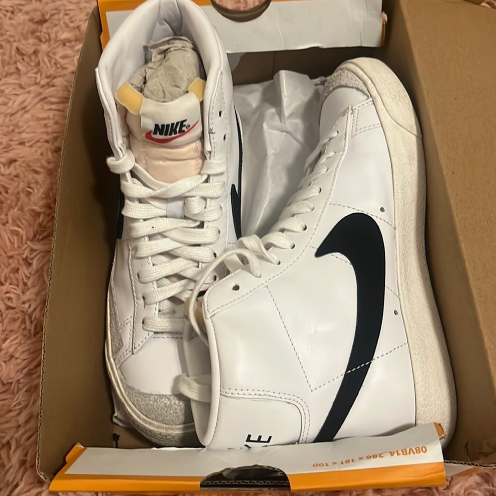 Nike womens blazer mid ‘77
